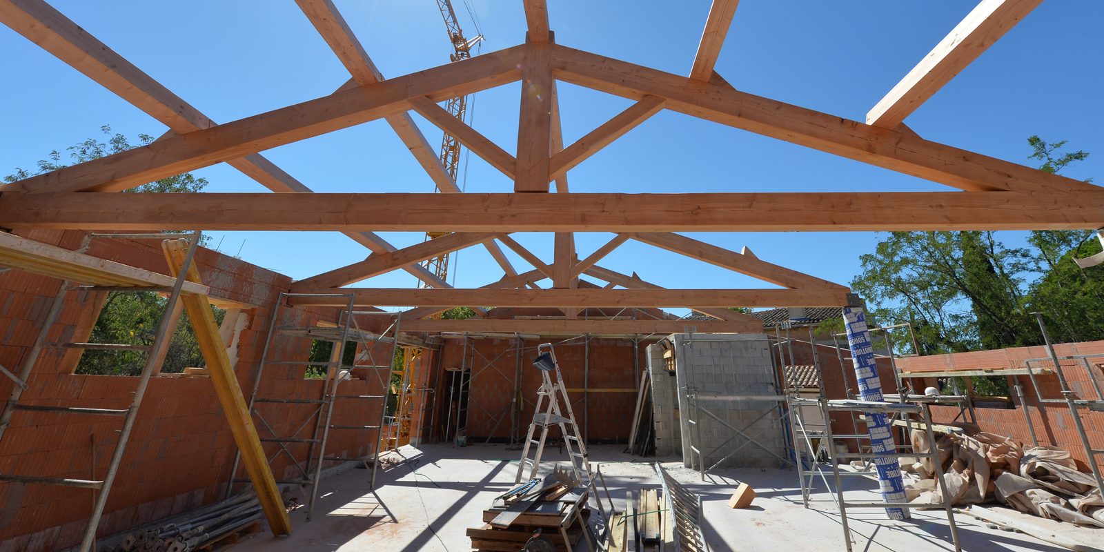 Charpente en cours de levage sur un chantier